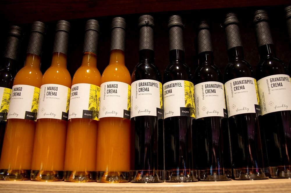 Lik&ouml;rflaschen im Regal