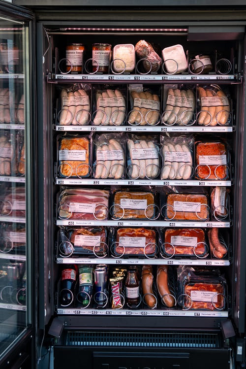 Verkaufsautomat der Fleischerei Kirchhoff neben dem Gesch&auml;ft