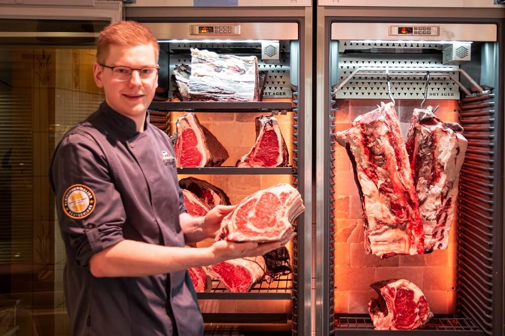 Manuel Kirchhoff vor dem Dry Ager