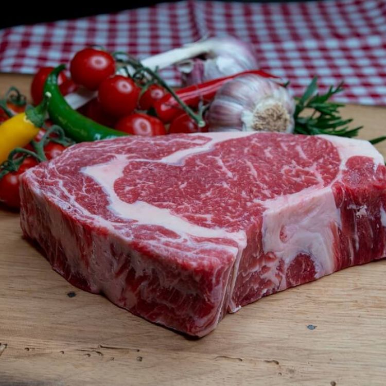 Rib Eye-Steak auf Holzteller