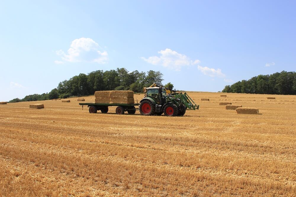Traktor bei der Strohernte