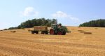 Traktor bei der Strohernte